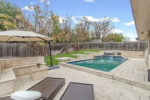 a view of a backyard