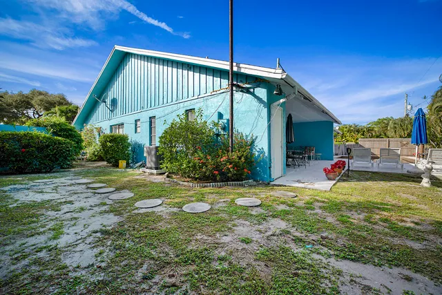 a view of a house with backyard and porch