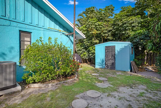 a view of a back yard of the house
