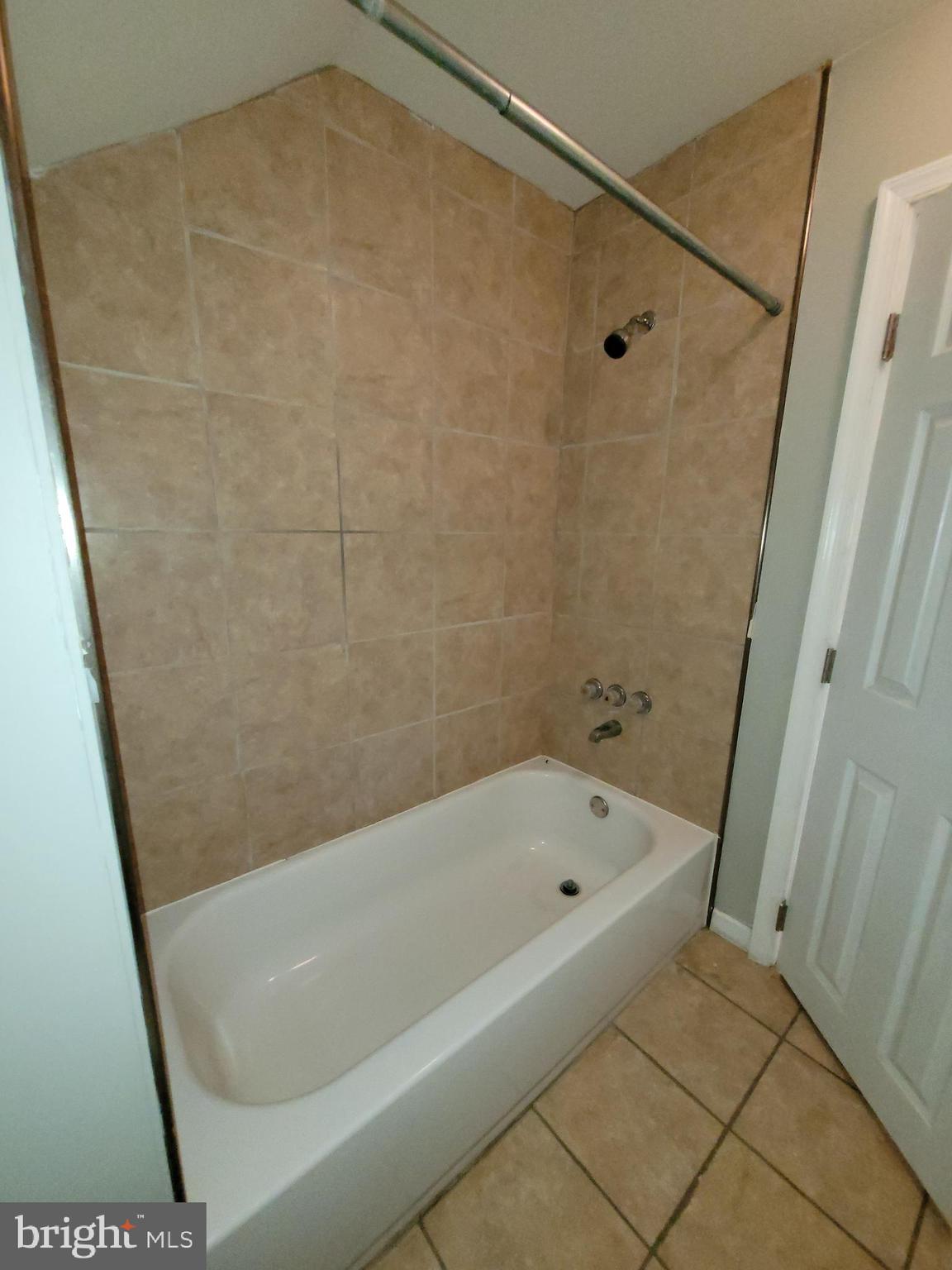 503 North Rodney Street, Unit 3A Wilmington, DE 19805 - Photo 18 of 18 a bathroom with a bathtub
