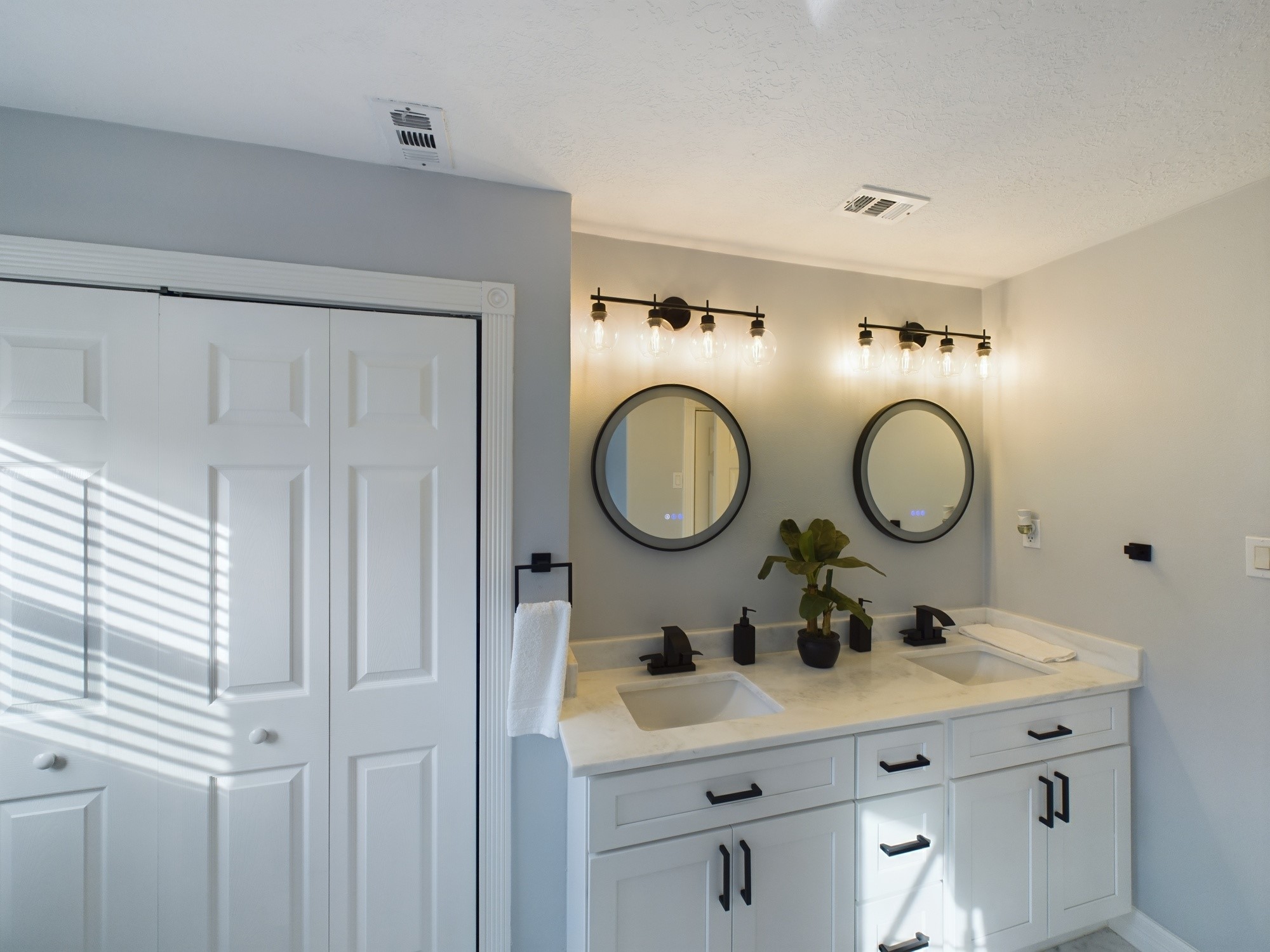 7702 Antoine Drive Houston, TX 77088 - Photo 23 of 50 Primary Bath with Dual Vanity and Large Storage Closet