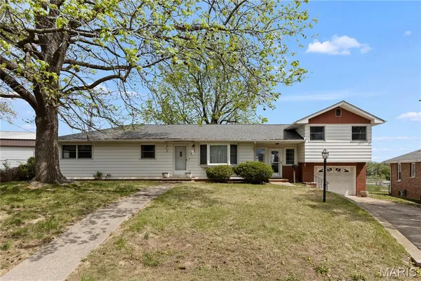 $179,000 | 15 Holly Hill Drive, Alton, IL 62002