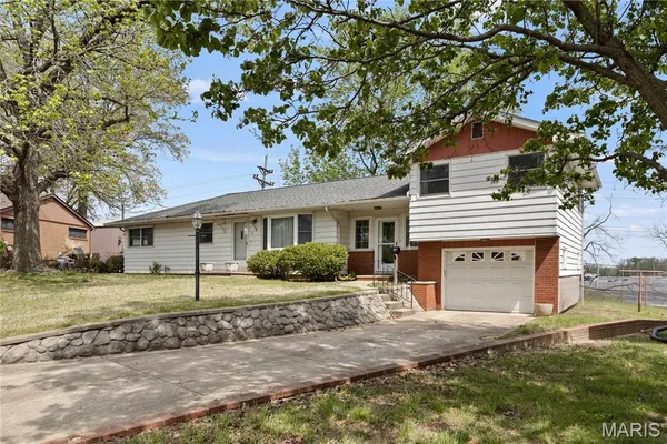 $179,000 | 15 Holly Hill Drive, Alton, IL 62002