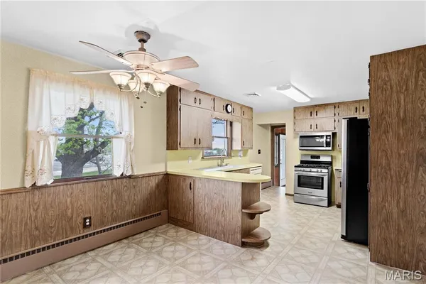 $179,000 | 15 Holly Hill Drive, Alton, IL 62002