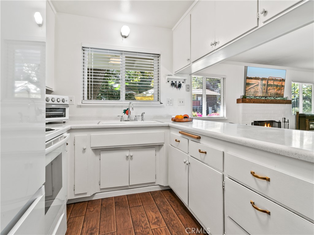 29501 Silverado Canyon Road Silverado, CA 92676 - Photo 5 of 44 Kitchen is so open! Love the widow looking onto the hillside.