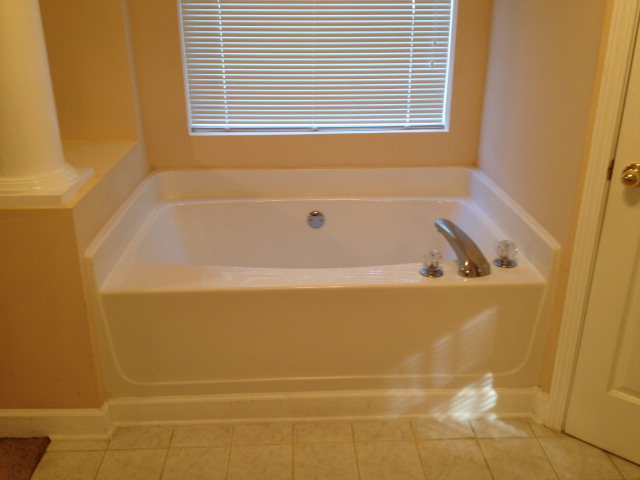101 Ridgeview Drive Buckhead, GA 30625 - Photo 11 of 30 a bathroom with a bathtub