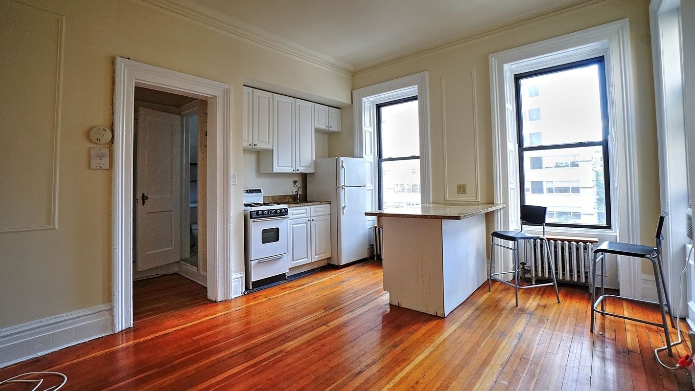 300 East 69th Street, Unit 4W Manhattan, NY 10065 - Photo 1 of 4