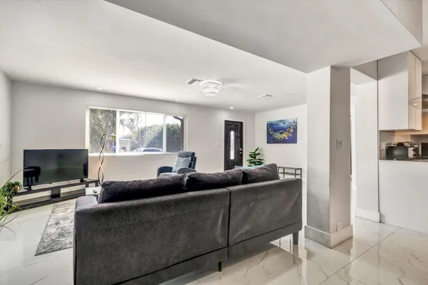 $3,750 | 255 Glouchester Street, Boca Raton, FL 33487