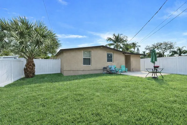 $3,750 | 255 Glouchester Street, Boca Raton, FL 33487