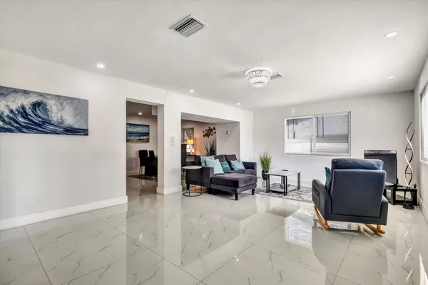 $3,750 | 255 Glouchester Street, Boca Raton, FL 33487