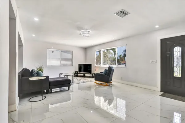 $3,750 | 255 Glouchester Street, Boca Raton, FL 33487