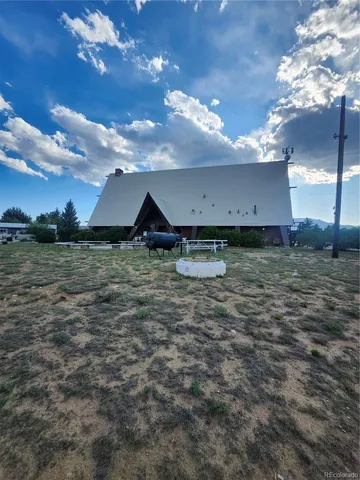 a view of a fountain is middle in the middle of a field