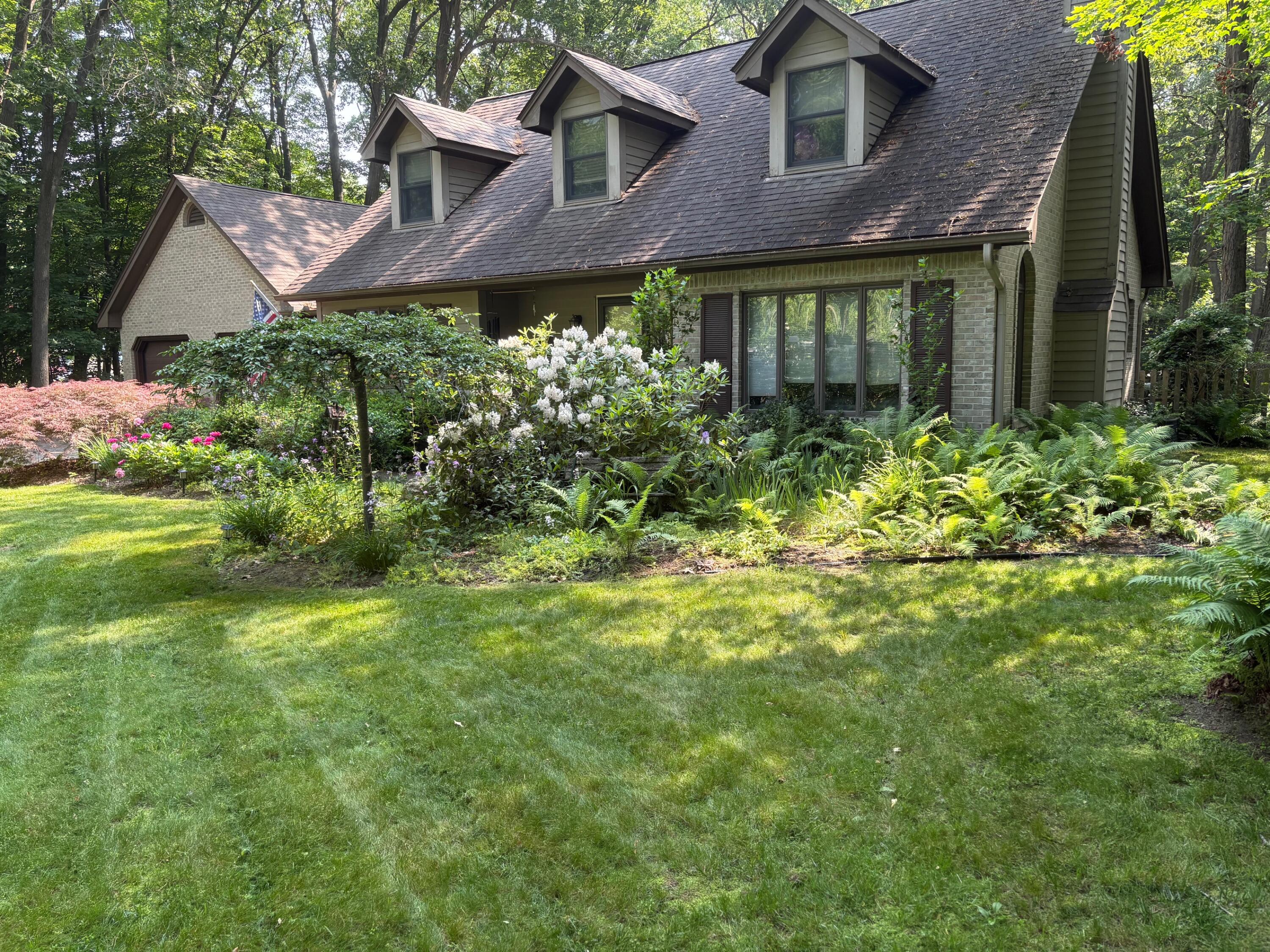 11425 Mcgregor Road Pinckney, MI 48169 - Photo 40 of 50 Front of House In Bloom