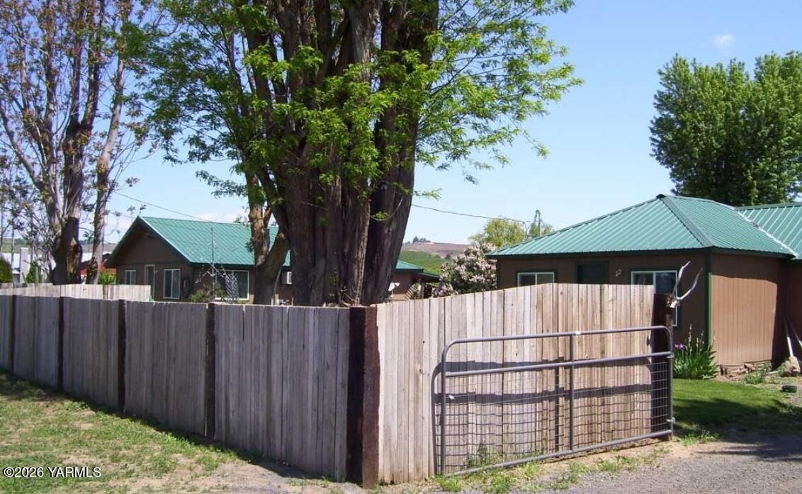 371 Hall Road Yakima, WA 98908 - Photo 1 of 10 Street Photo