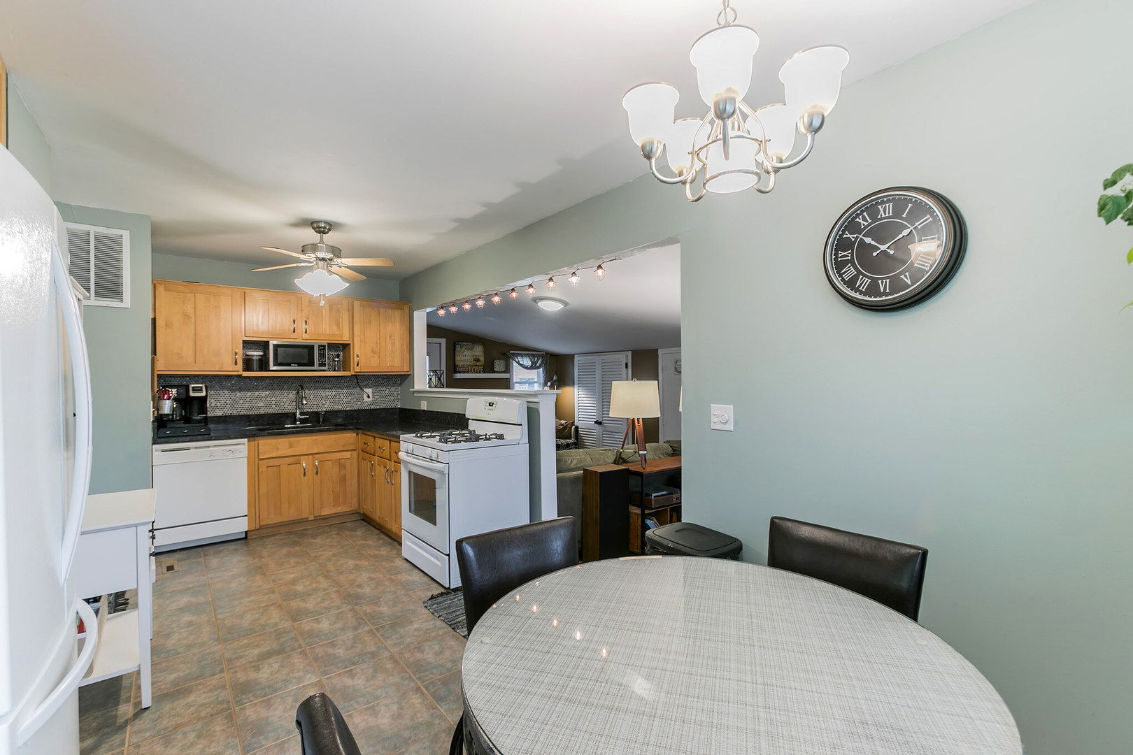 56 Hampton Road Montgomery, IL 60538 - Photo 12 of 35 Gallery Image 12