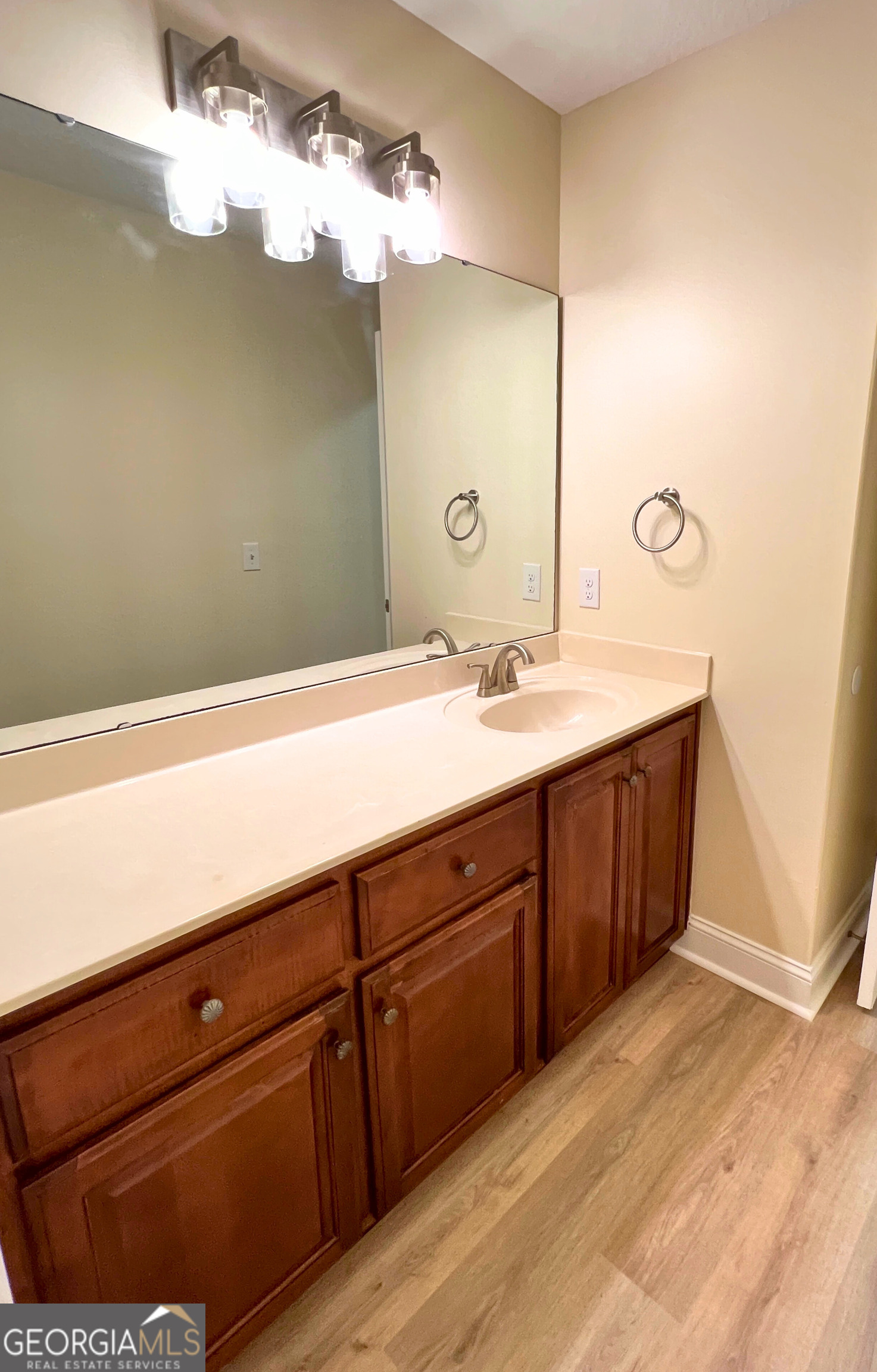 818 Davis Avenue Kingsland, GA 31548 - Photo 20 of 29 a bathroom with a double vanity sink and a mirror