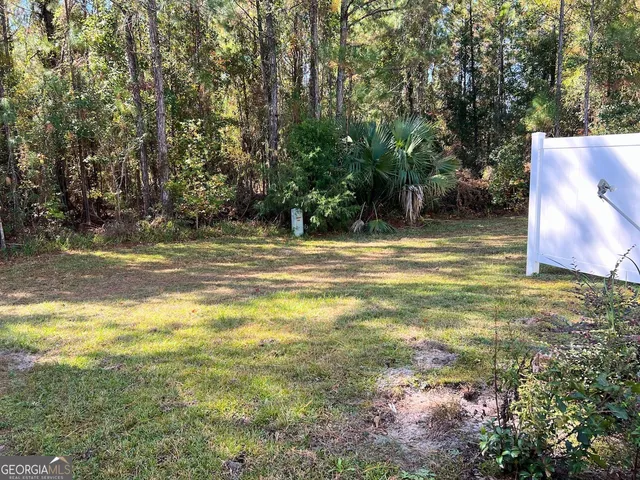 a view of a yard with a house