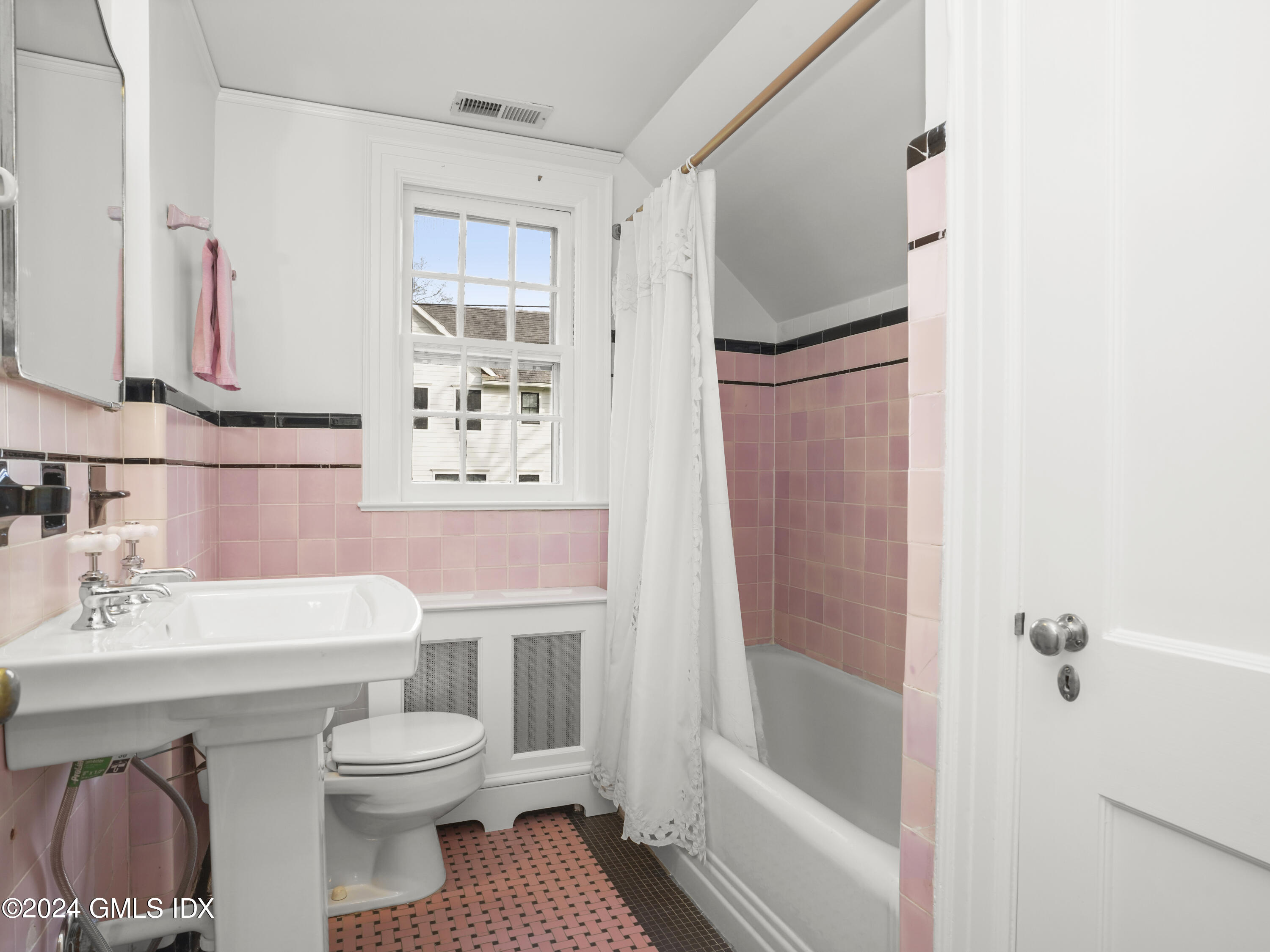 279 Riversville Road Greenwich, CT 06831 - Photo 39 of 50 2nd floor guest bathroom