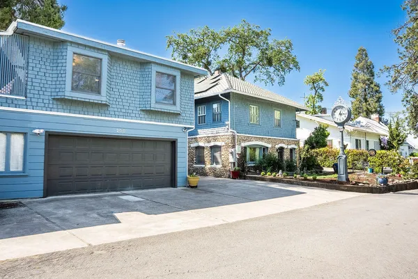 $888,000 | 200 Medford Heights Lane, Medford, OR 97504