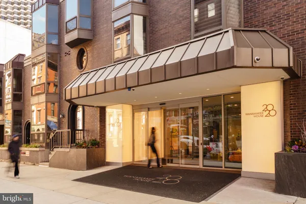 $1,100,000 | 2018-32 Walnut Street, Unit 16GH, Philadelphia, PA 19103