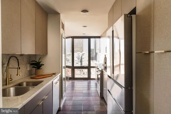 $1,100,000 | 2018-32 Walnut Street, Unit 16GH, Philadelphia, PA 19103