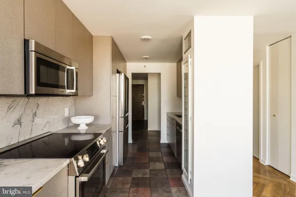 $1,100,000 | 2018-32 Walnut Street, Unit 16GH, Philadelphia, PA 19103