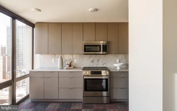 $1,100,000 | 2018-32 Walnut Street, Unit 16GH, Philadelphia, PA 19103