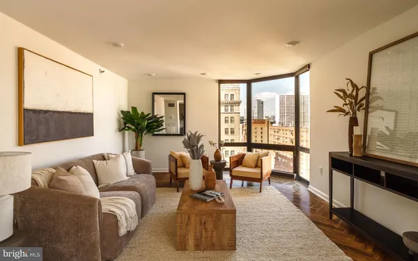 $1,100,000 | 2018-32 Walnut Street, Unit 16GH, Philadelphia, PA 19103