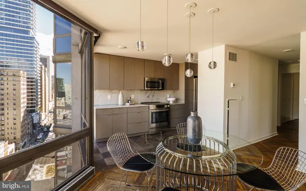 $1,100,000 | 2018-32 Walnut Street, Unit 16GH, Philadelphia, PA 19103