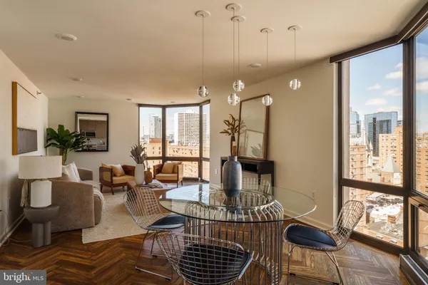 $1,100,000 | 2018-32 Walnut Street, Unit 16GH, Philadelphia, PA 19103