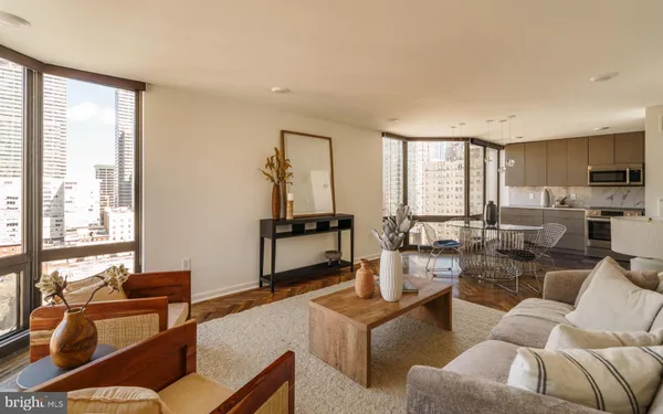 $1,100,000 | 2018-32 Walnut Street, Unit 16GH, Philadelphia, PA 19103
