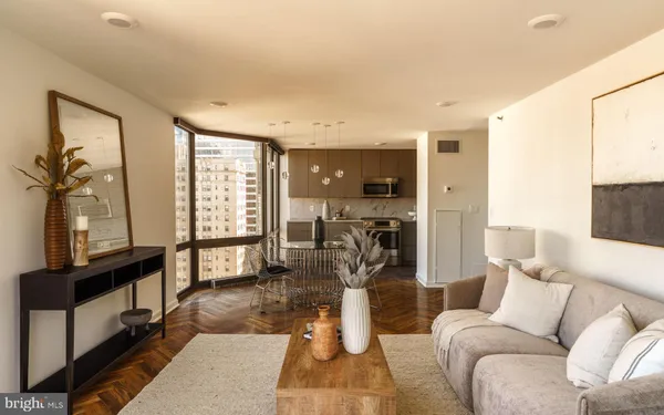 $1,100,000 | 2018-32 Walnut Street, Unit 16GH, Philadelphia, PA 19103