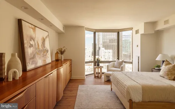 $1,100,000 | 2018-32 Walnut Street, Unit 16GH, Philadelphia, PA 19103