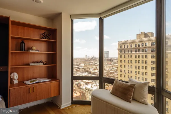 $1,100,000 | 2018-32 Walnut Street, Unit 16GH, Philadelphia, PA 19103