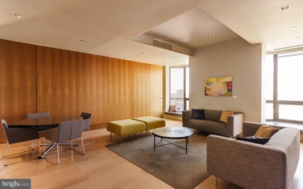 $1,100,000 | 2018-32 Walnut Street, Unit 16GH, Philadelphia, PA 19103