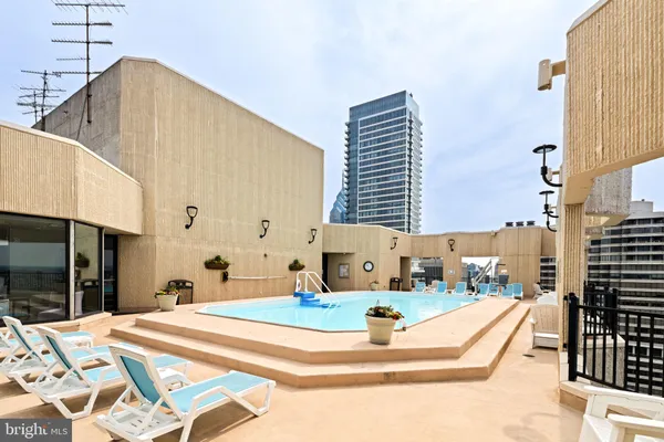 $1,100,000 | 2018-32 Walnut Street, Unit 16GH, Philadelphia, PA 19103