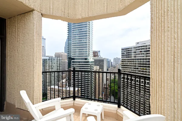 $1,100,000 | 2018-32 Walnut Street, Unit 16GH, Philadelphia, PA 19103