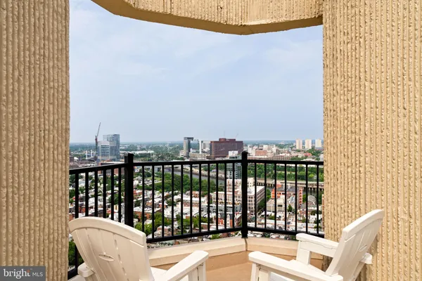 $1,100,000 | 2018-32 Walnut Street, Unit 16GH, Philadelphia, PA 19103