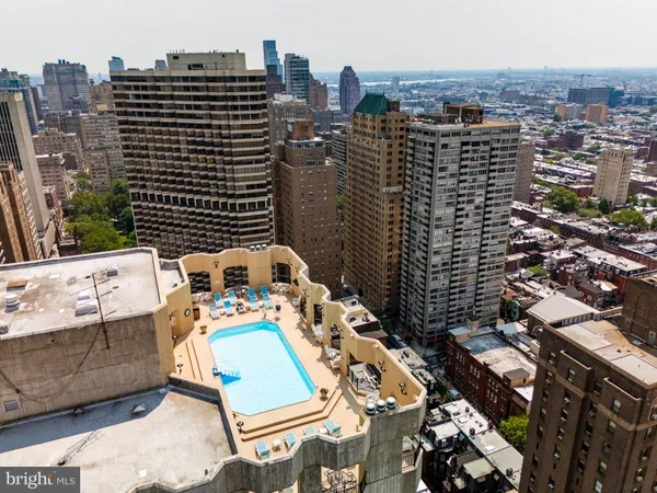 $1,100,000 | 2018-32 Walnut Street, Unit 16GH, Philadelphia, PA 19103