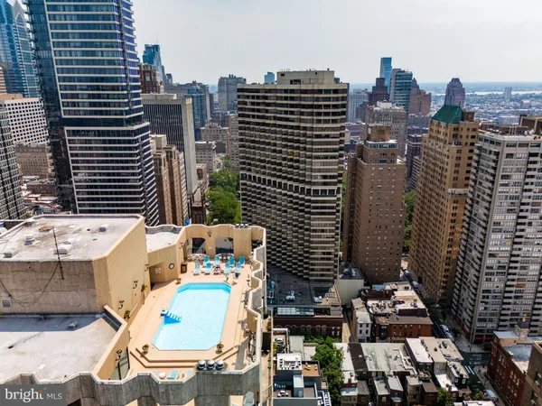 $1,100,000 | 2018-32 Walnut Street, Unit 16GH, Philadelphia, PA 19103