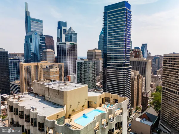 $1,100,000 | 2018-32 Walnut Street, Unit 16GH, Philadelphia, PA 19103