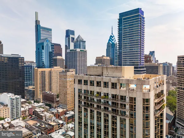 $1,100,000 | 2018-32 Walnut Street, Unit 16GH, Philadelphia, PA 19103