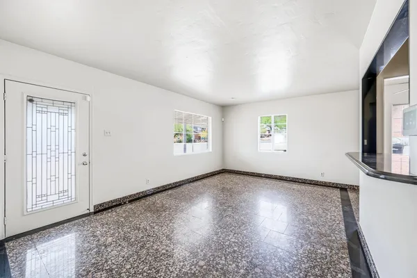 $1,900 | 9427 North 1st Avenue, Phoenix, AZ 85021