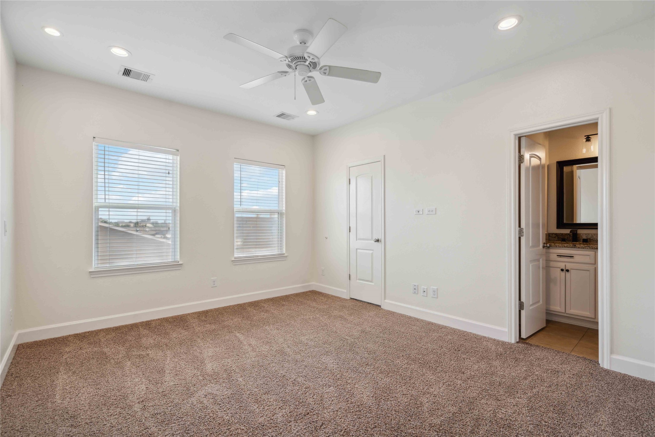 5402 Jonathan Lane Houston, TX 77011 - Photo 11 of 19 an empty room with windows and closet