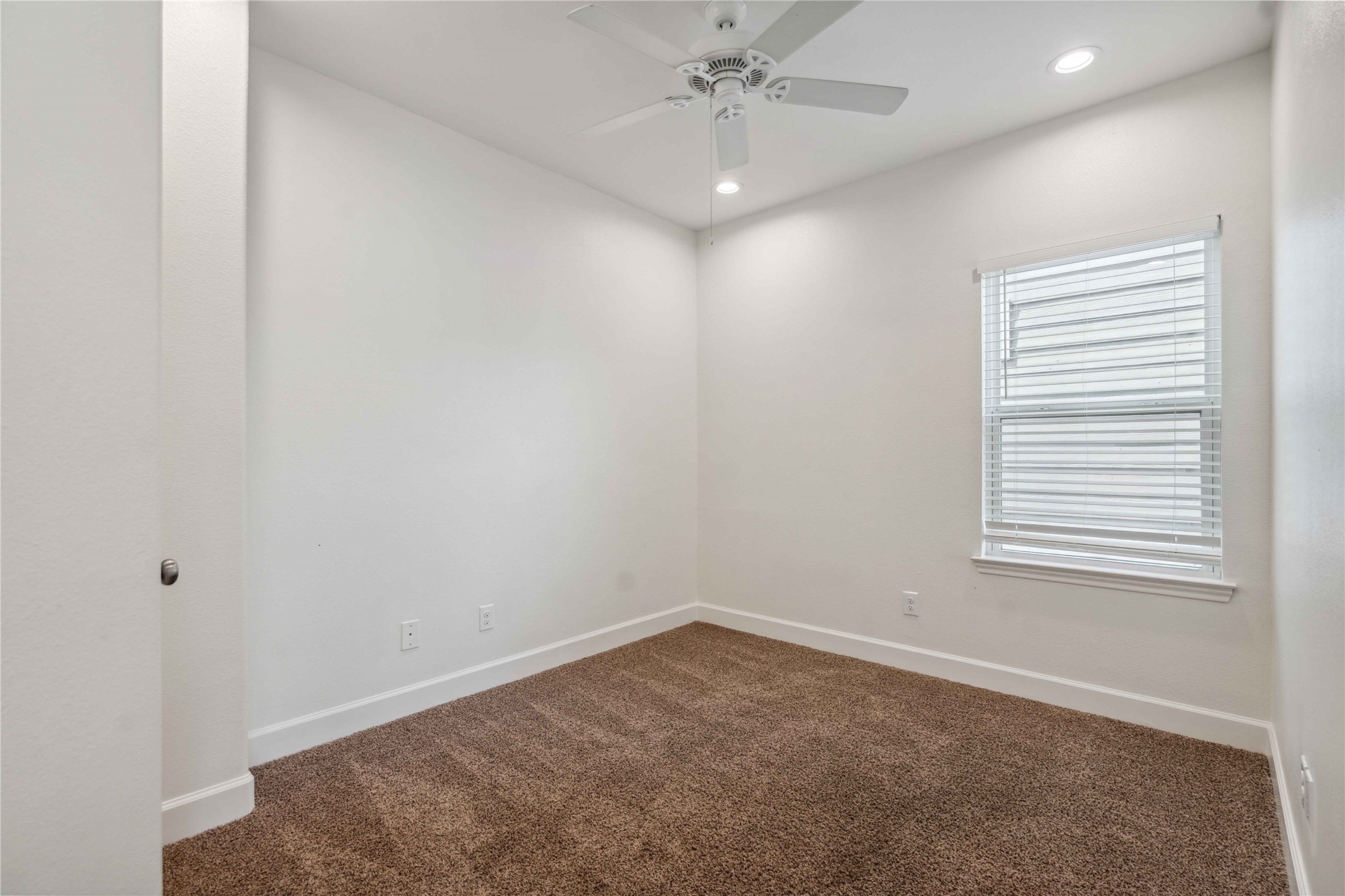 5402 Jonathan Lane Houston, TX 77011 - Photo 15 of 19 an empty room with a window