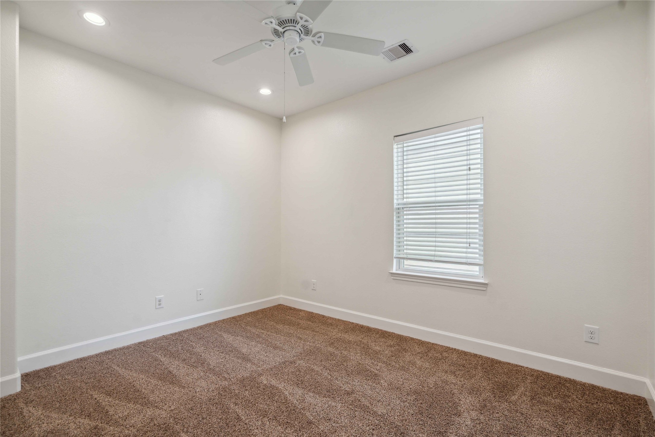 5402 Jonathan Lane Houston, TX 77011 - Photo 18 of 19 an empty room with a window