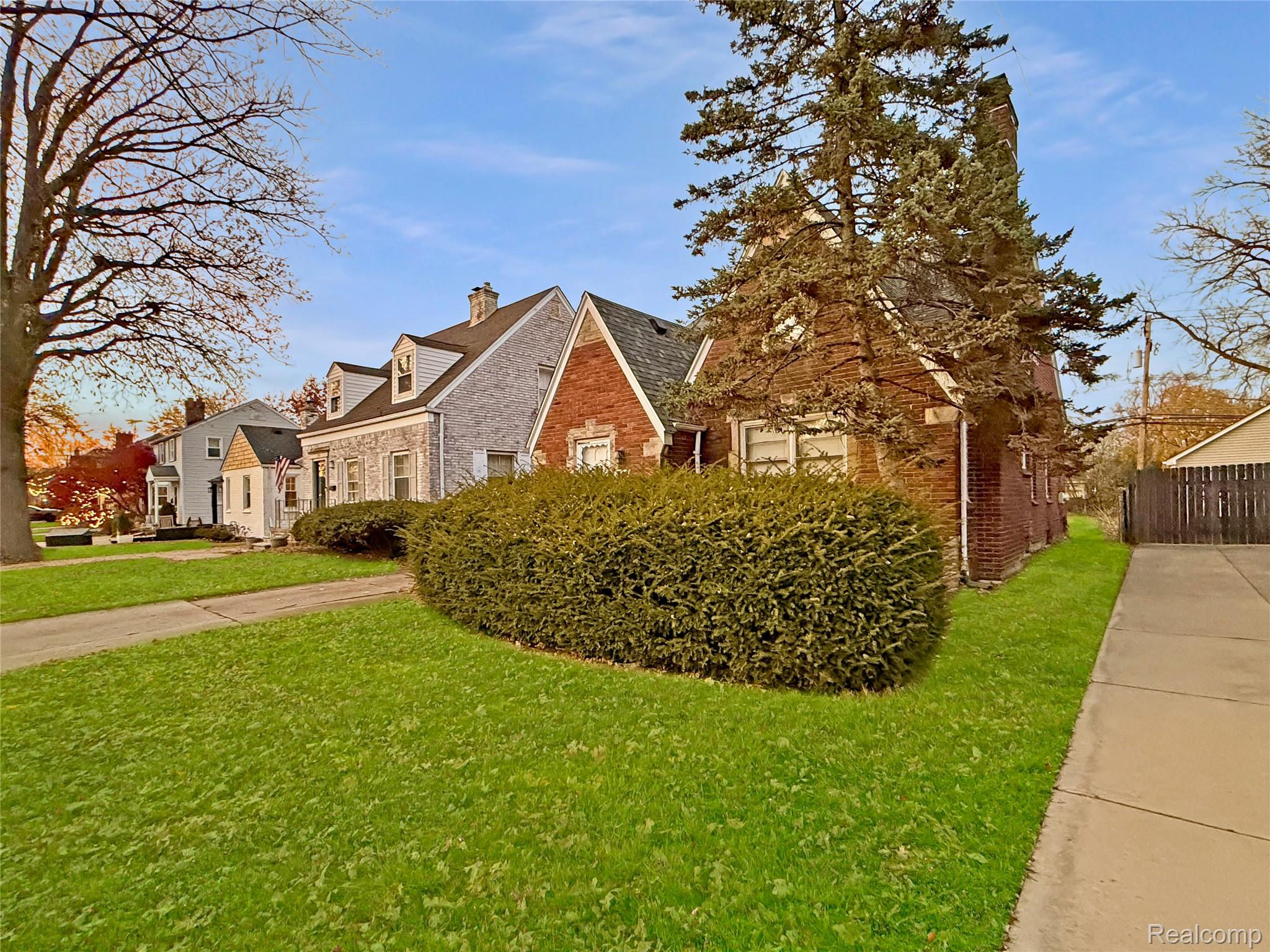 1768 Hampton Road Grosse Pointe, MI 48236 - Photo 2 of 46 0e37e9b009052a7c23e91b83ba44a37711c92734 (1).jpeg