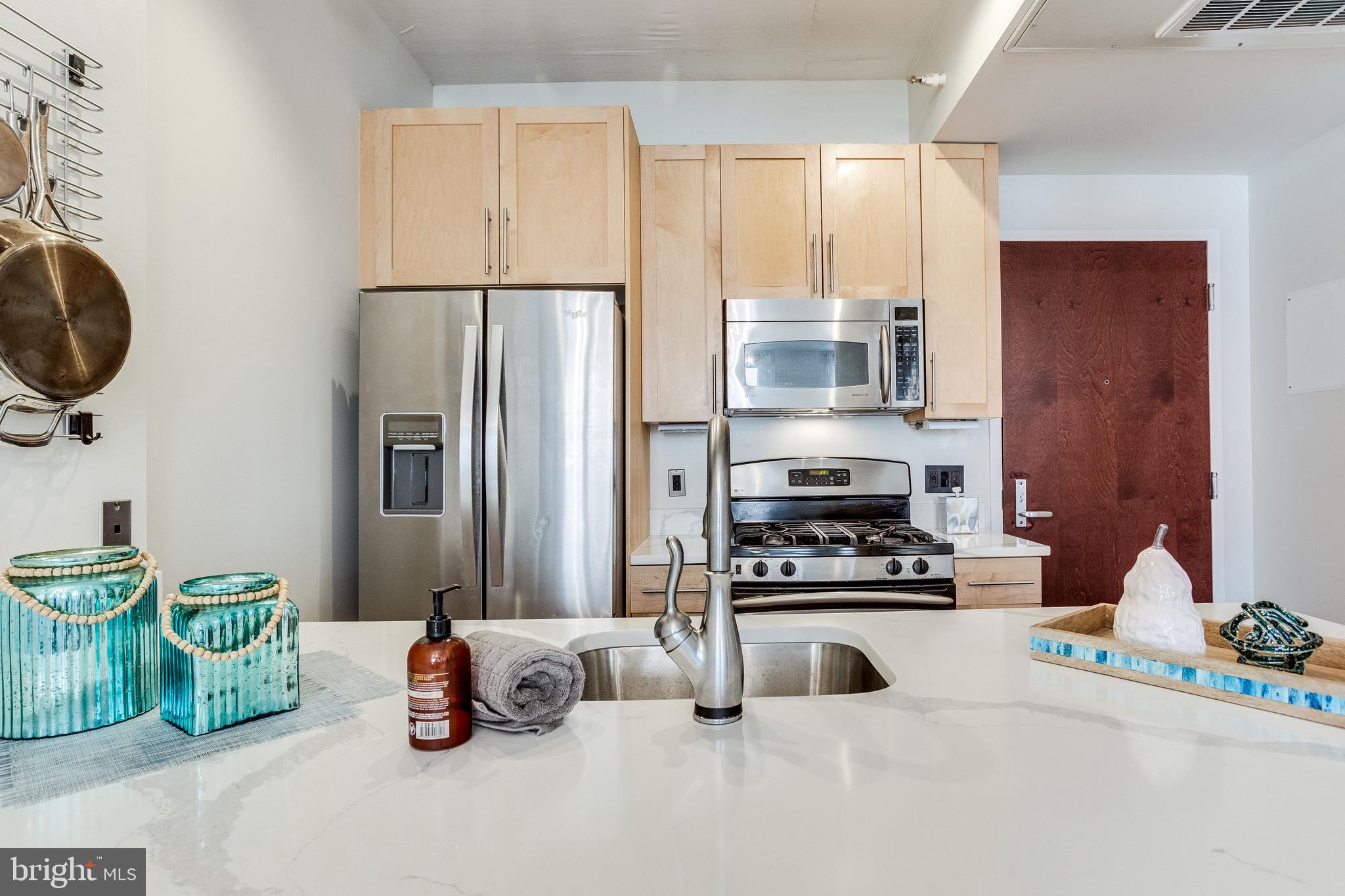 809 6th Street Northwest, Unit 35 Washington, DC 20001 - Photo 5 of 23 Expansive counters with overflow seating