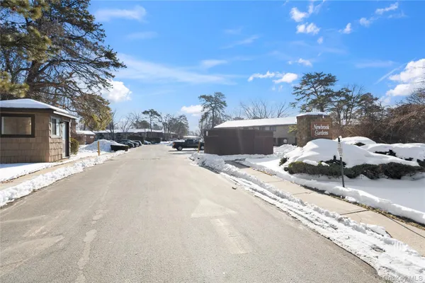 $260,000 | 19 Newbrook Lane, Unit 19, Bay Shore, NY 11706