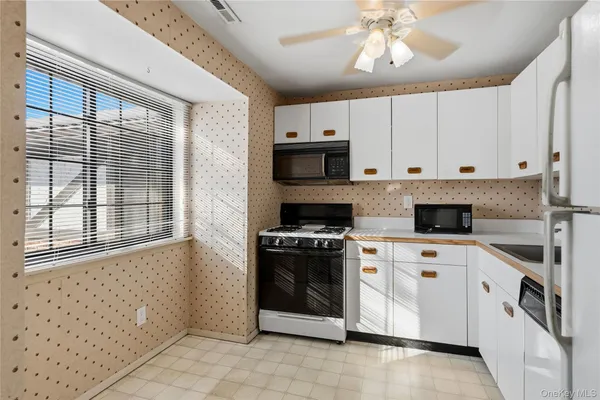 $260,000 | 19 Newbrook Lane, Unit 19, Bay Shore, NY 11706